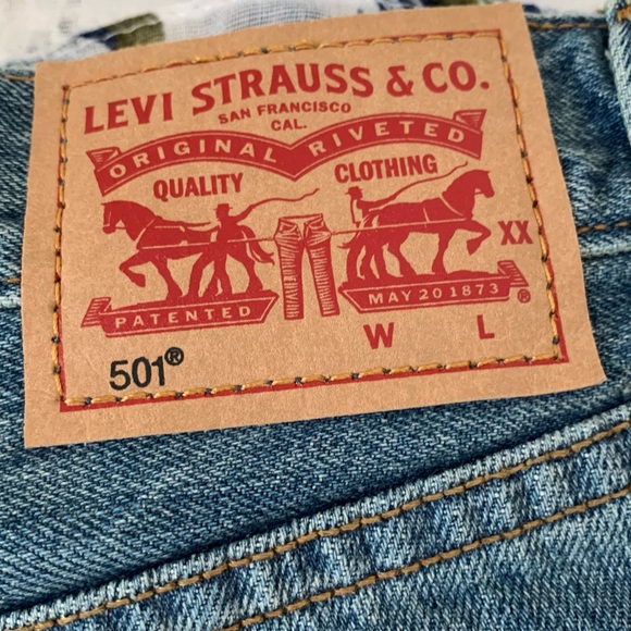 Levi’s 501 Jean Shorts - Picture 6 of 9